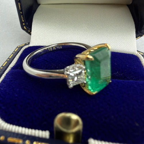 18ct Gold 2.75ct Emerald and Diamond Ring - Size M