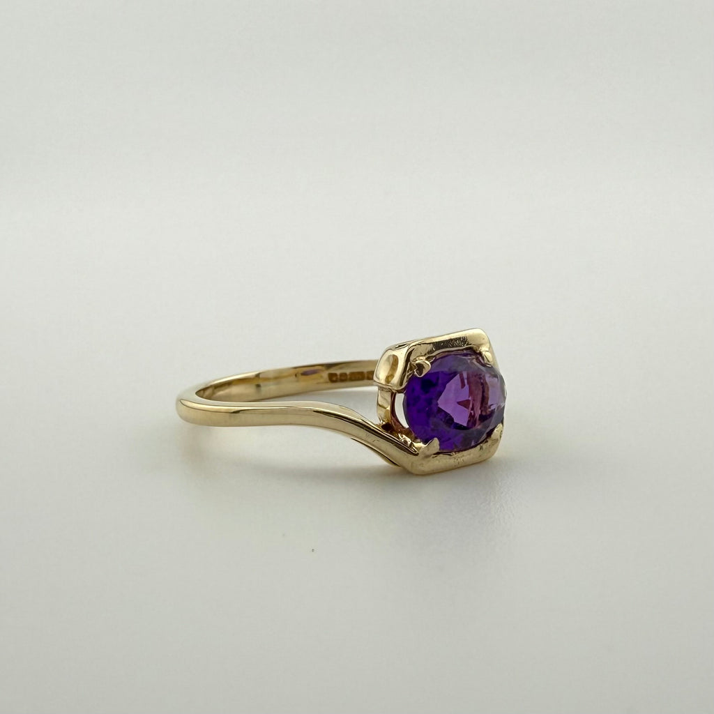 9ct Yellow Gold Oval Amethyst Ring - Size L 1/2