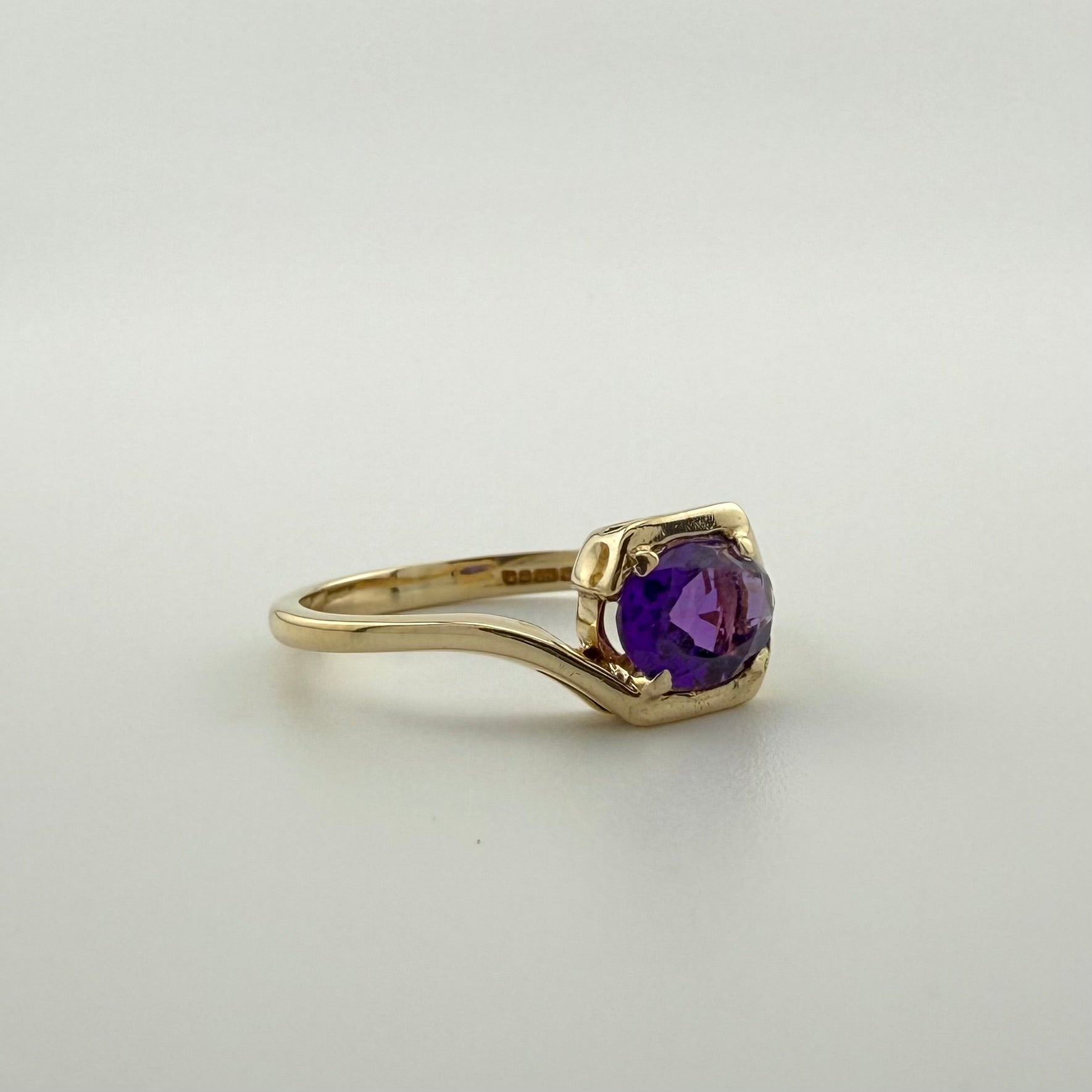 9ct Yellow Gold Oval Amethyst Ring - Size L 1/2