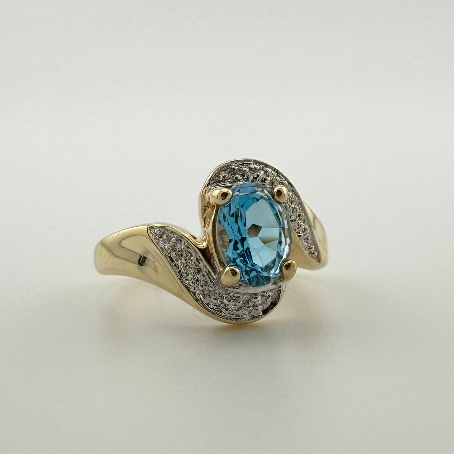 9ct Yellow Gold Oval Blue Topaz & Diamond Ring - Size I 1/2