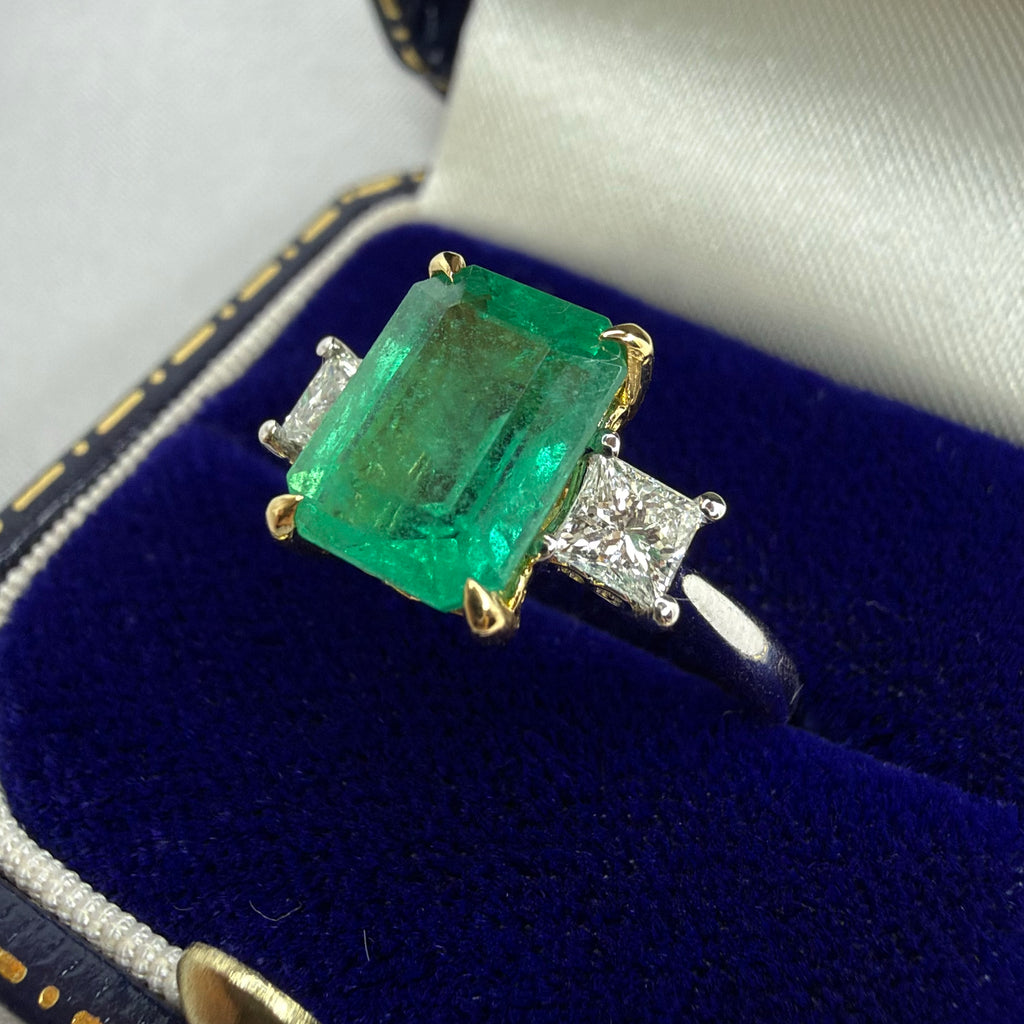 18ct Gold 2.75ct Emerald and Diamond Ring - Size M