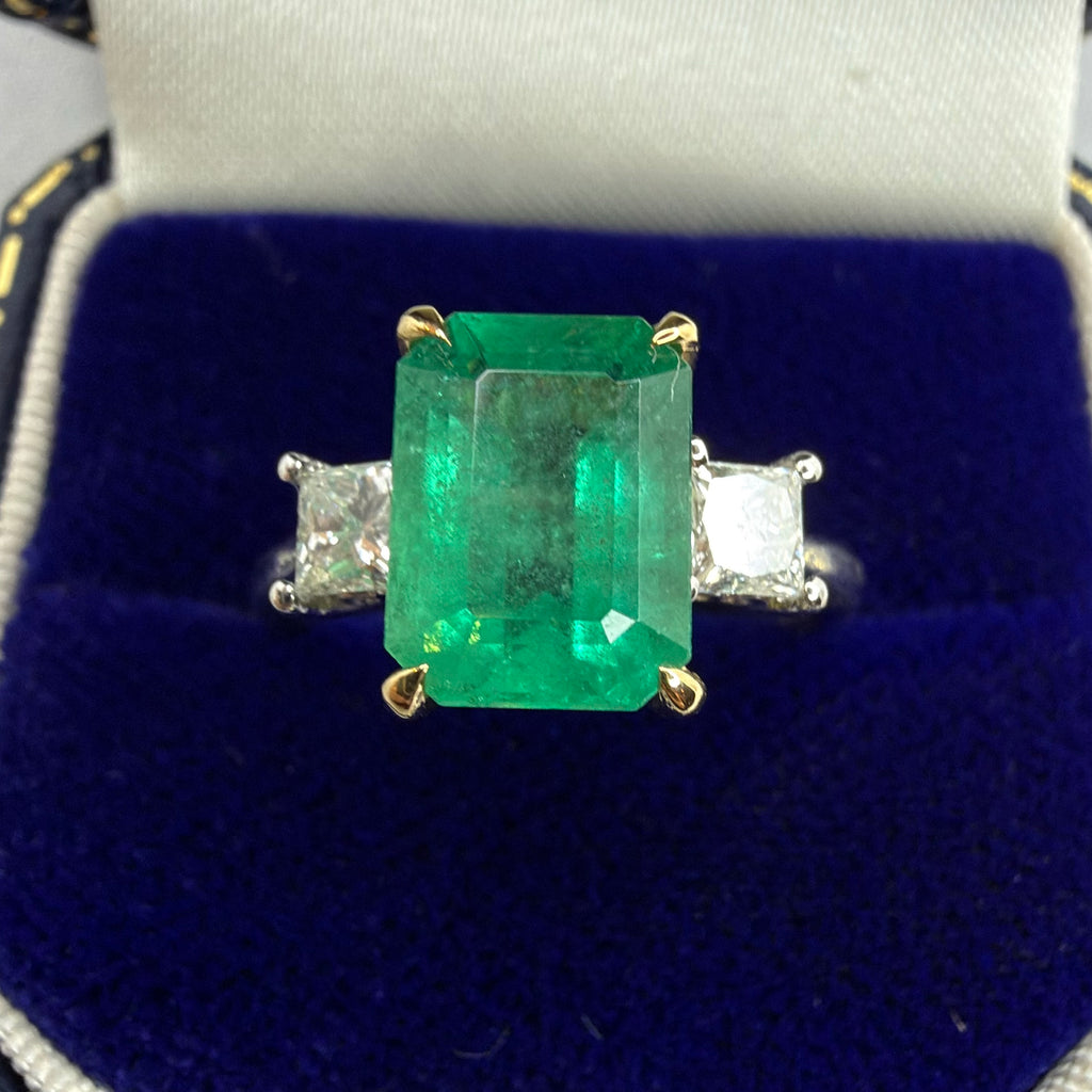 18ct Gold 2.75ct Emerald and Diamond Ring - Size M
