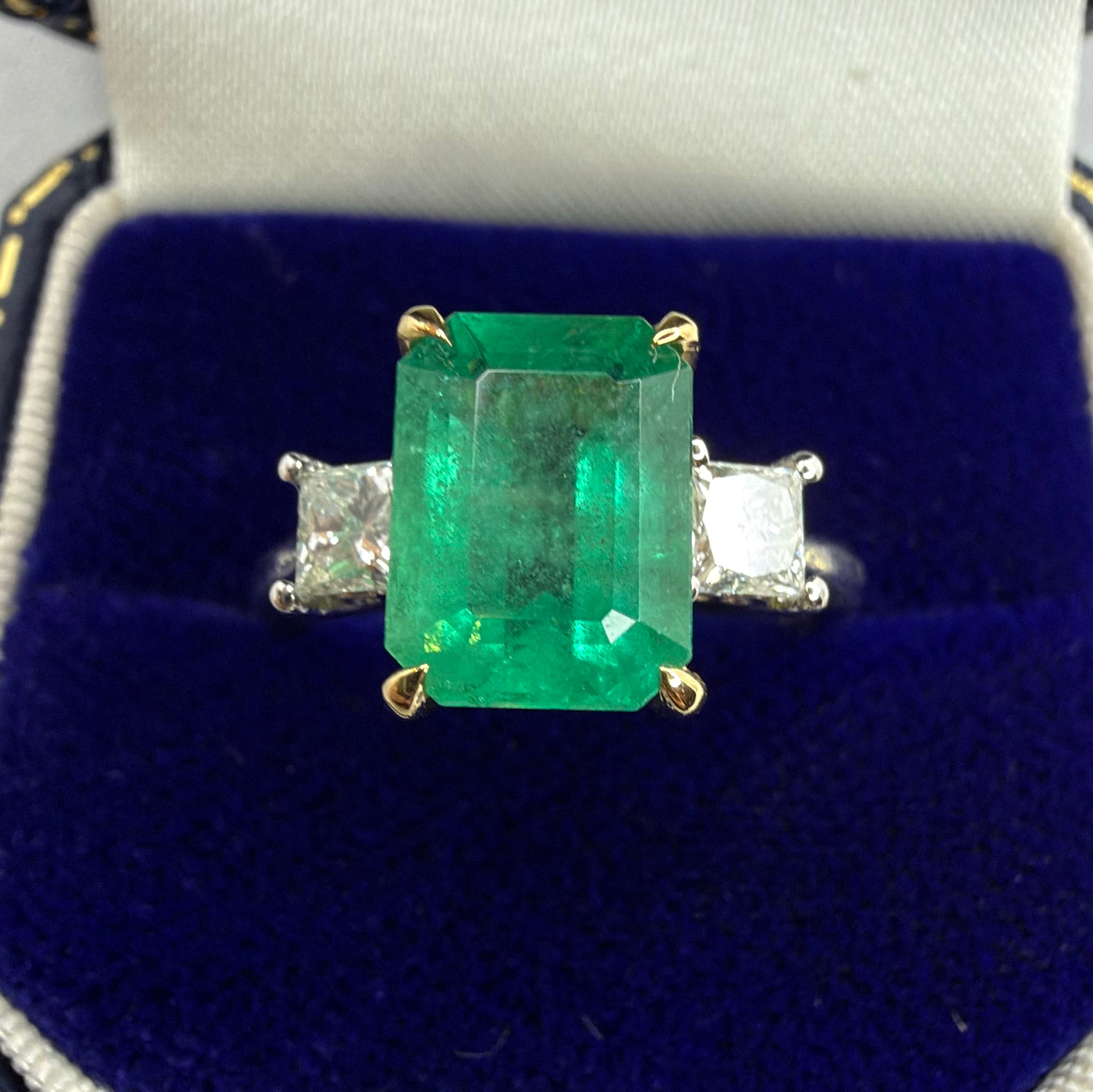 18ct Gold 2.75ct Emerald and Diamond Ring - Size M