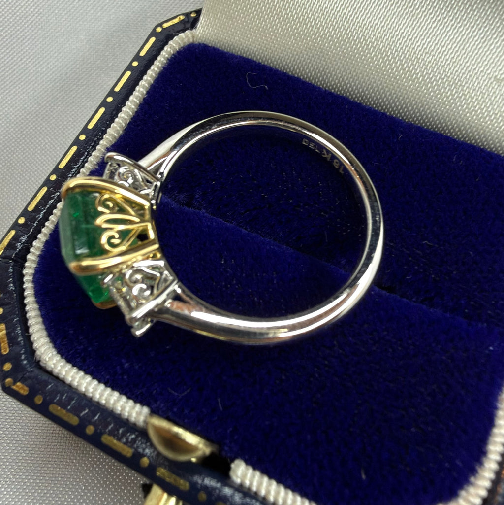 18ct Gold 2.75ct Emerald and Diamond Ring - Size M