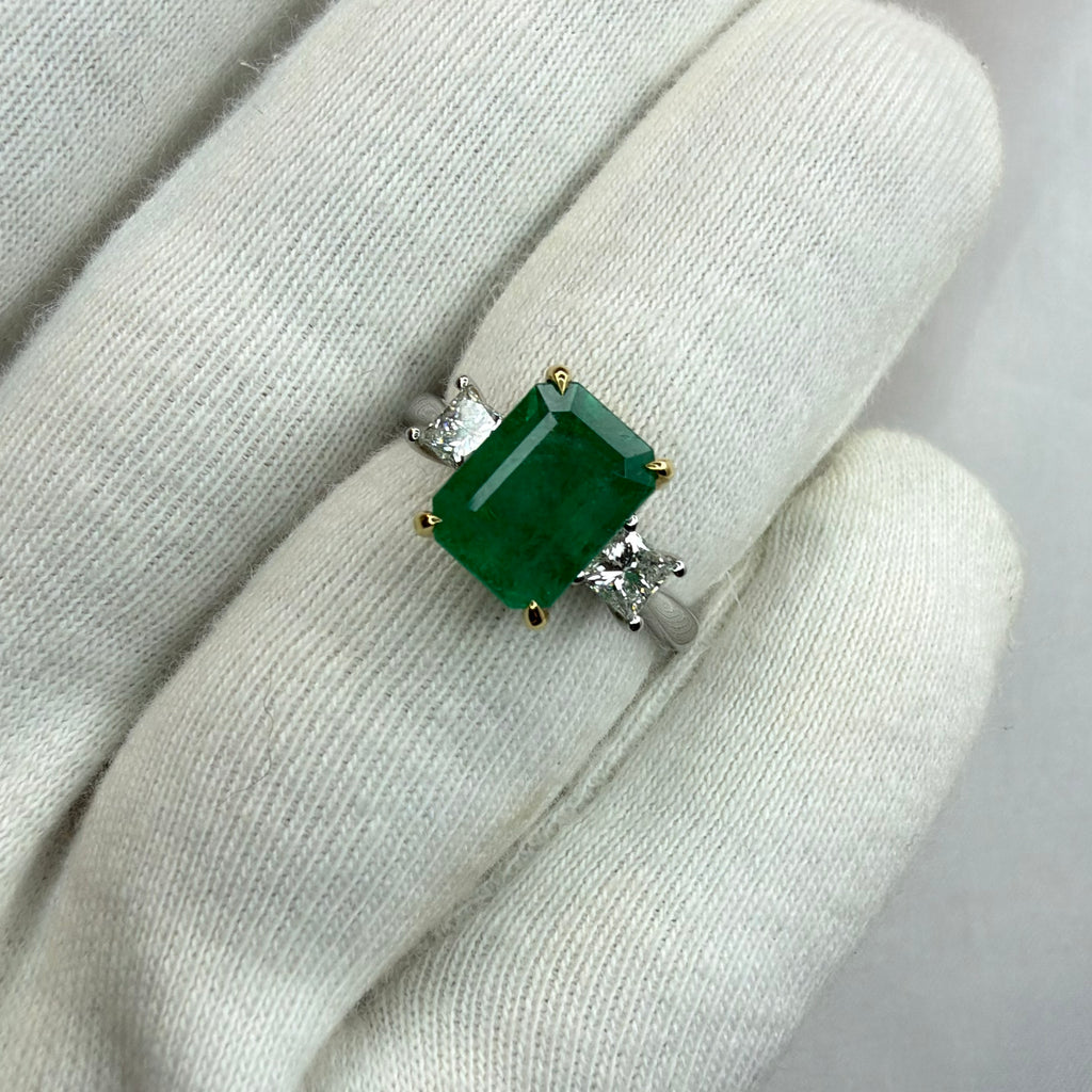 18ct Gold 2.75ct Emerald and Diamond Ring - Size M