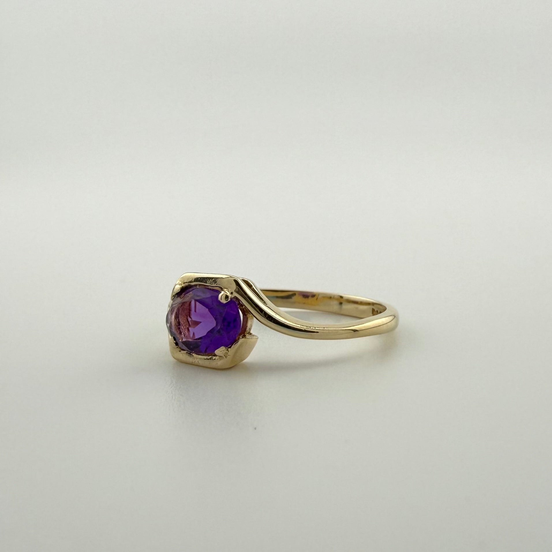 9ct Yellow Gold Oval Amethyst Ring - Size L 1/2