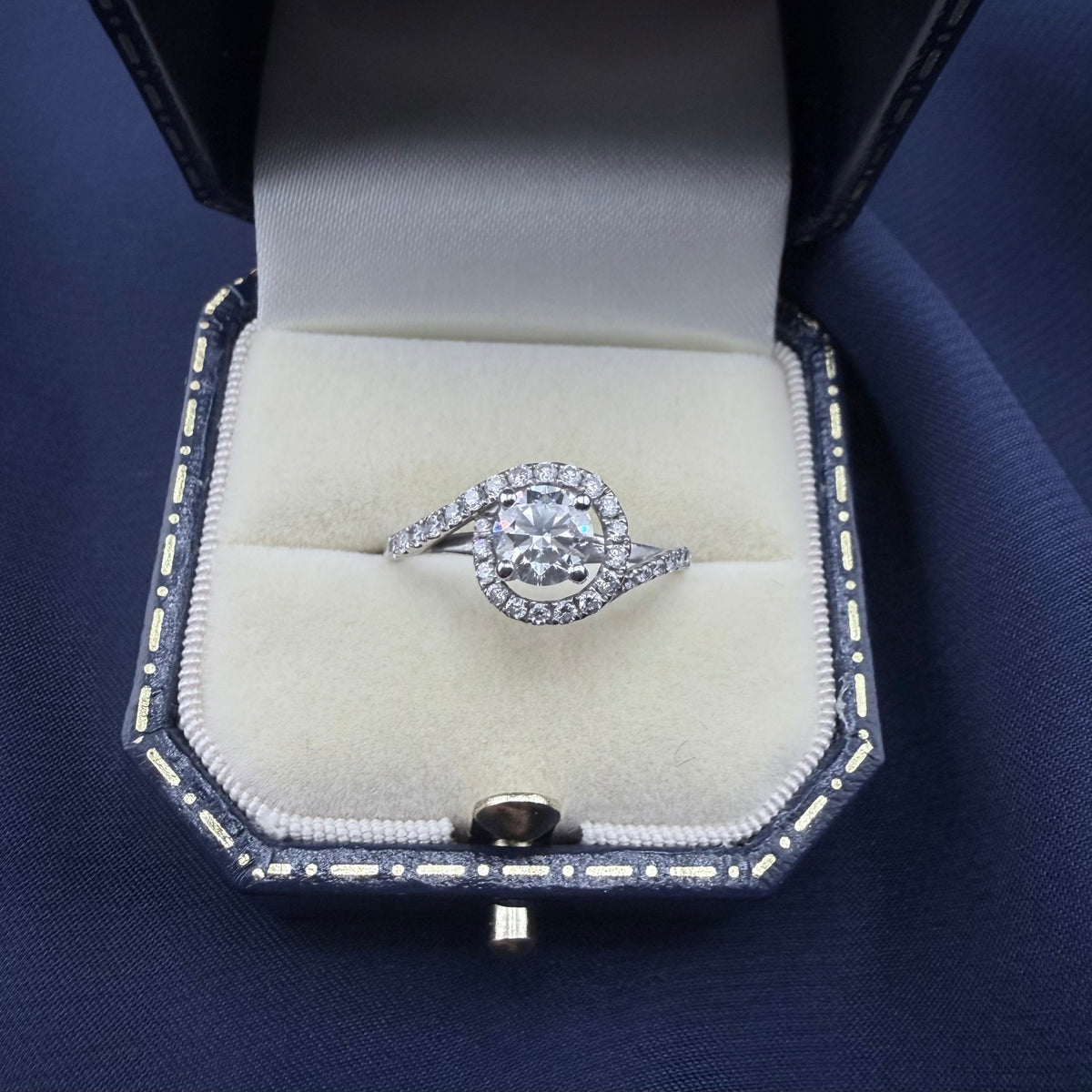 Platinum 0.70ct IGI-Certified Lab-Grown Diamond Twist Ring, E VS1