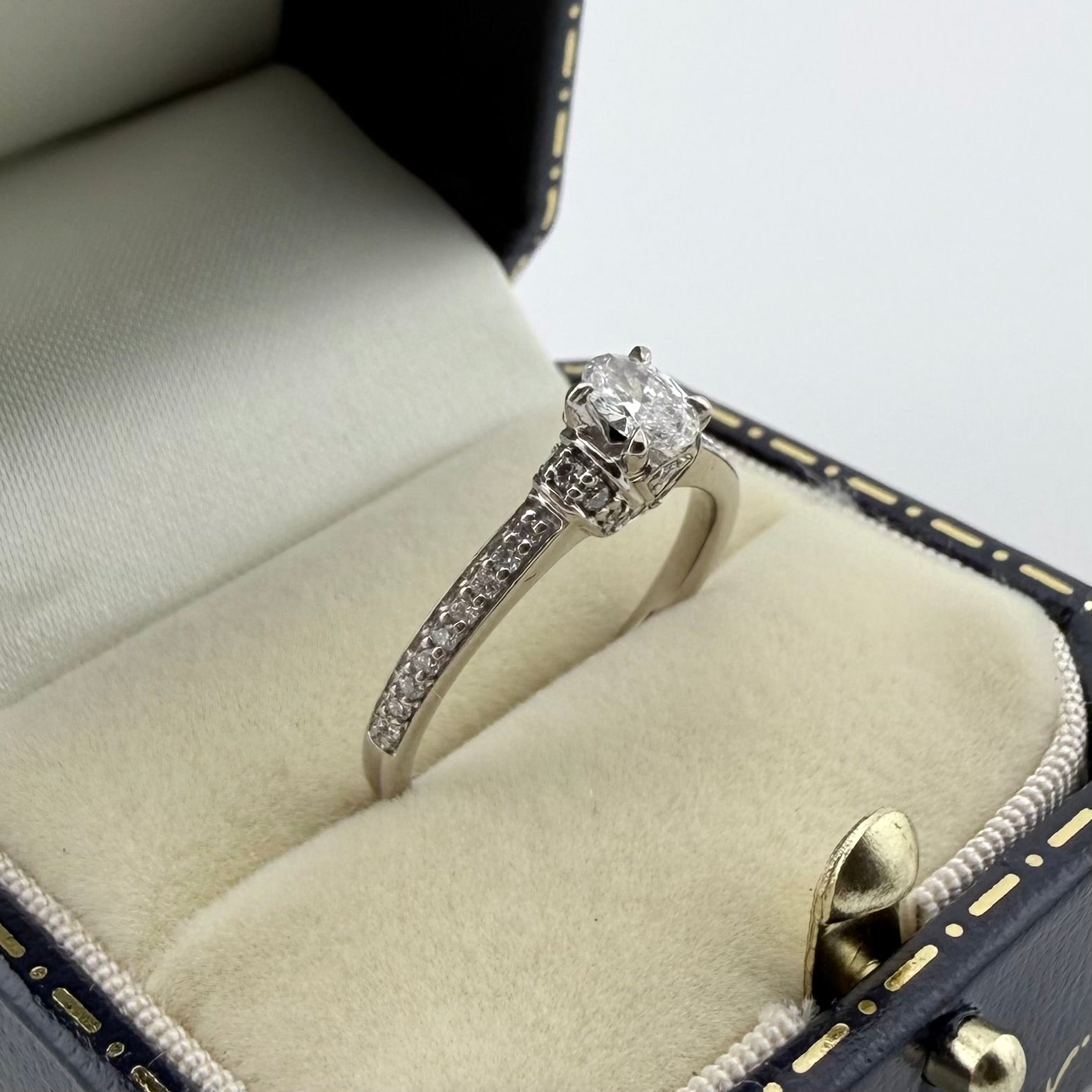 18ct White Gold Natural Diamond Ring - Size M 1/2