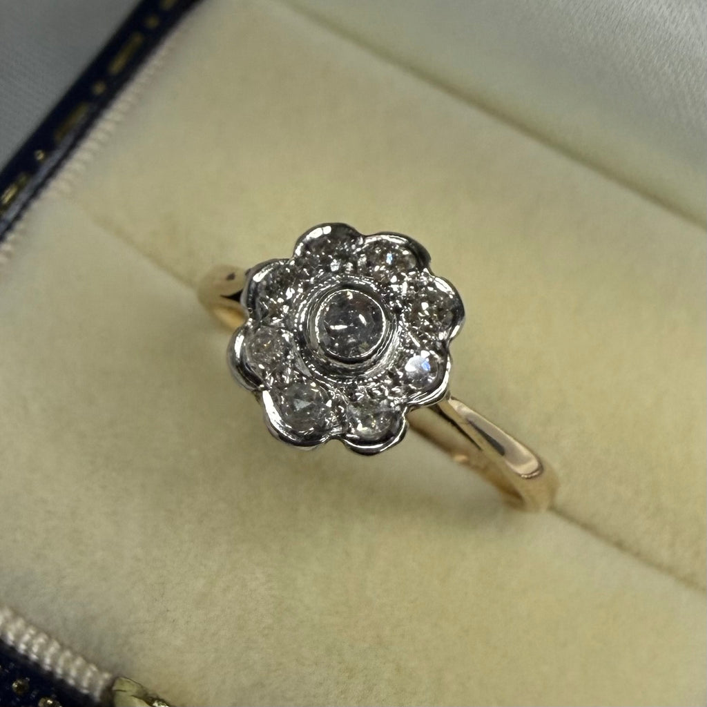18ct Original Art Deco Daisy Diamond Ring | Size M