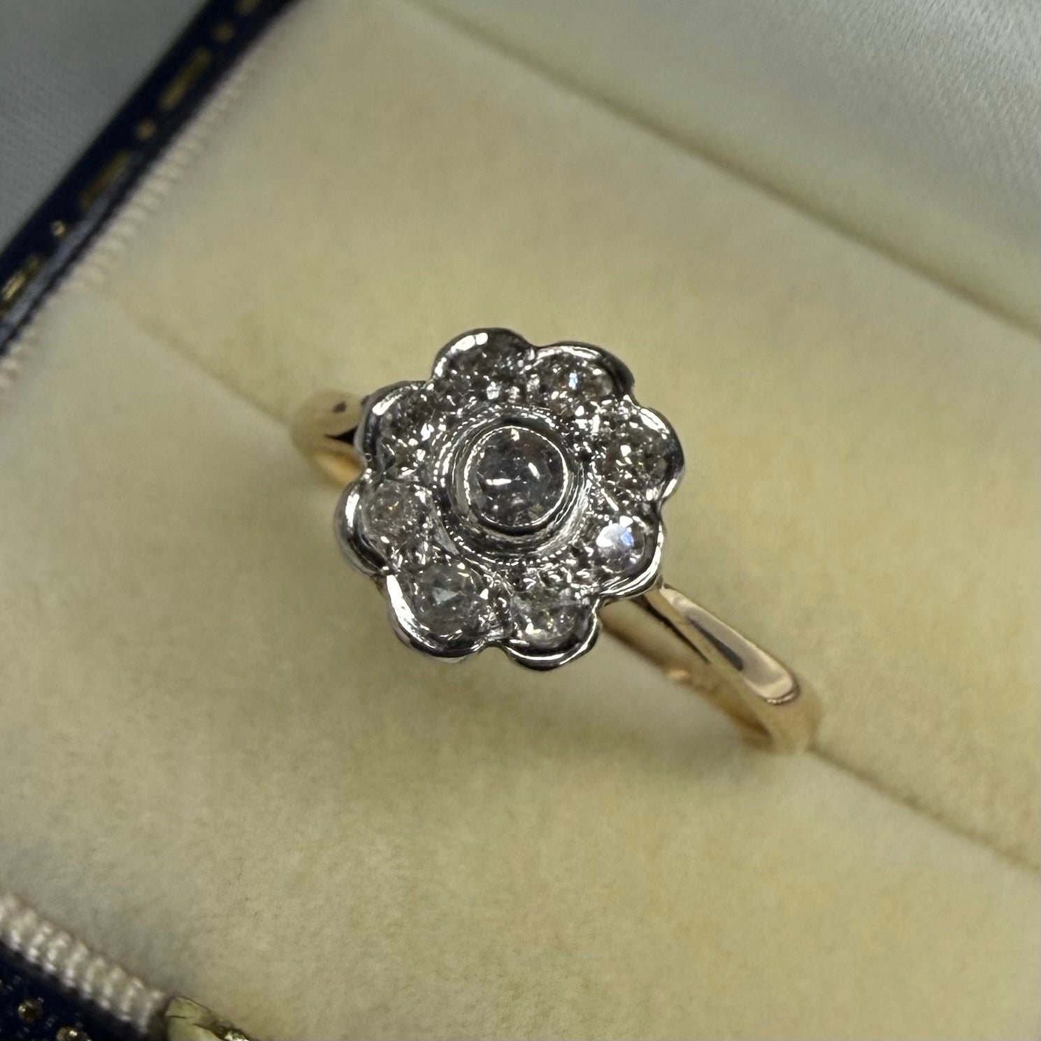18ct Original Art Deco Daisy Diamond Ring | Size M