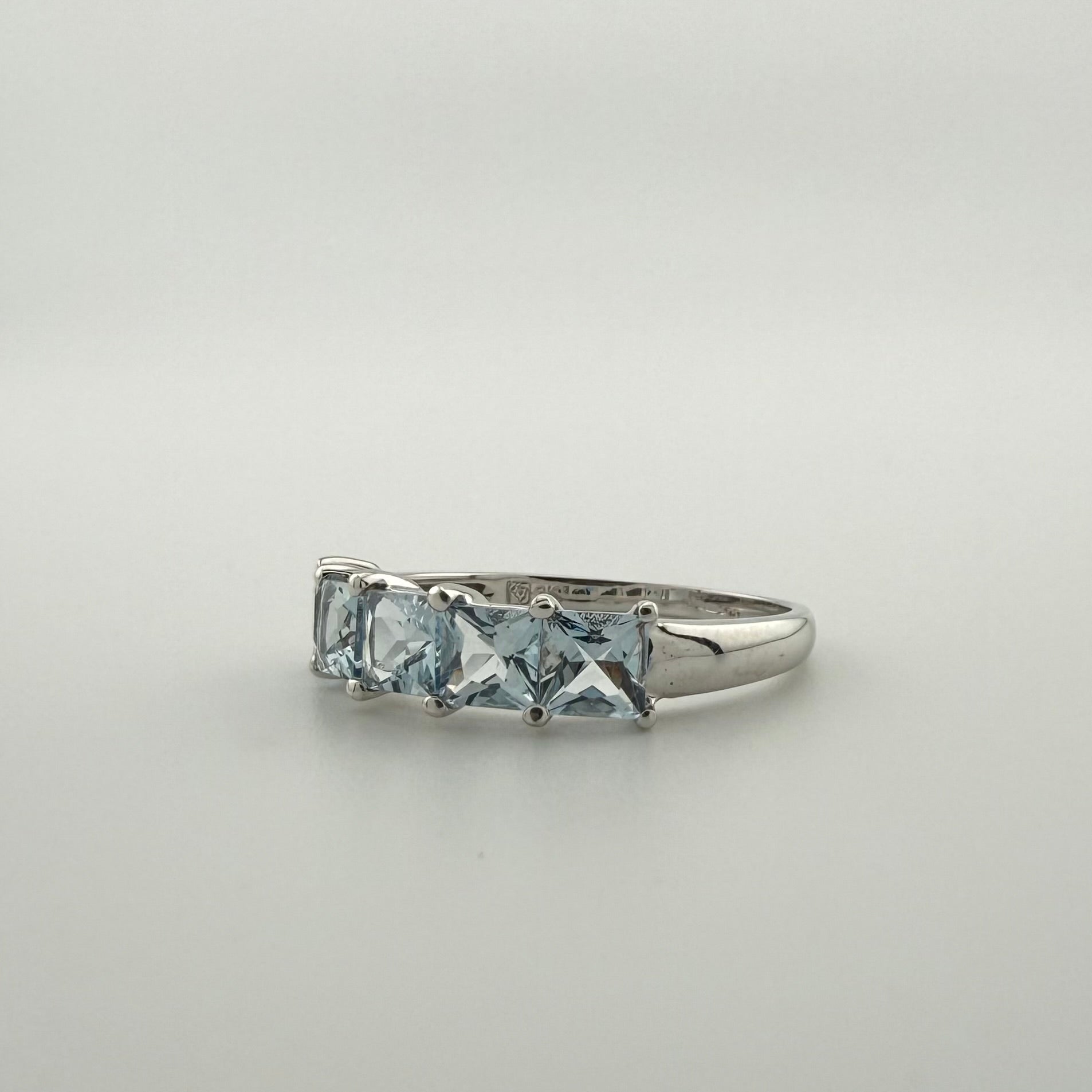 9ct White Gold Five-Stone Aquamarine Ring - Size Q