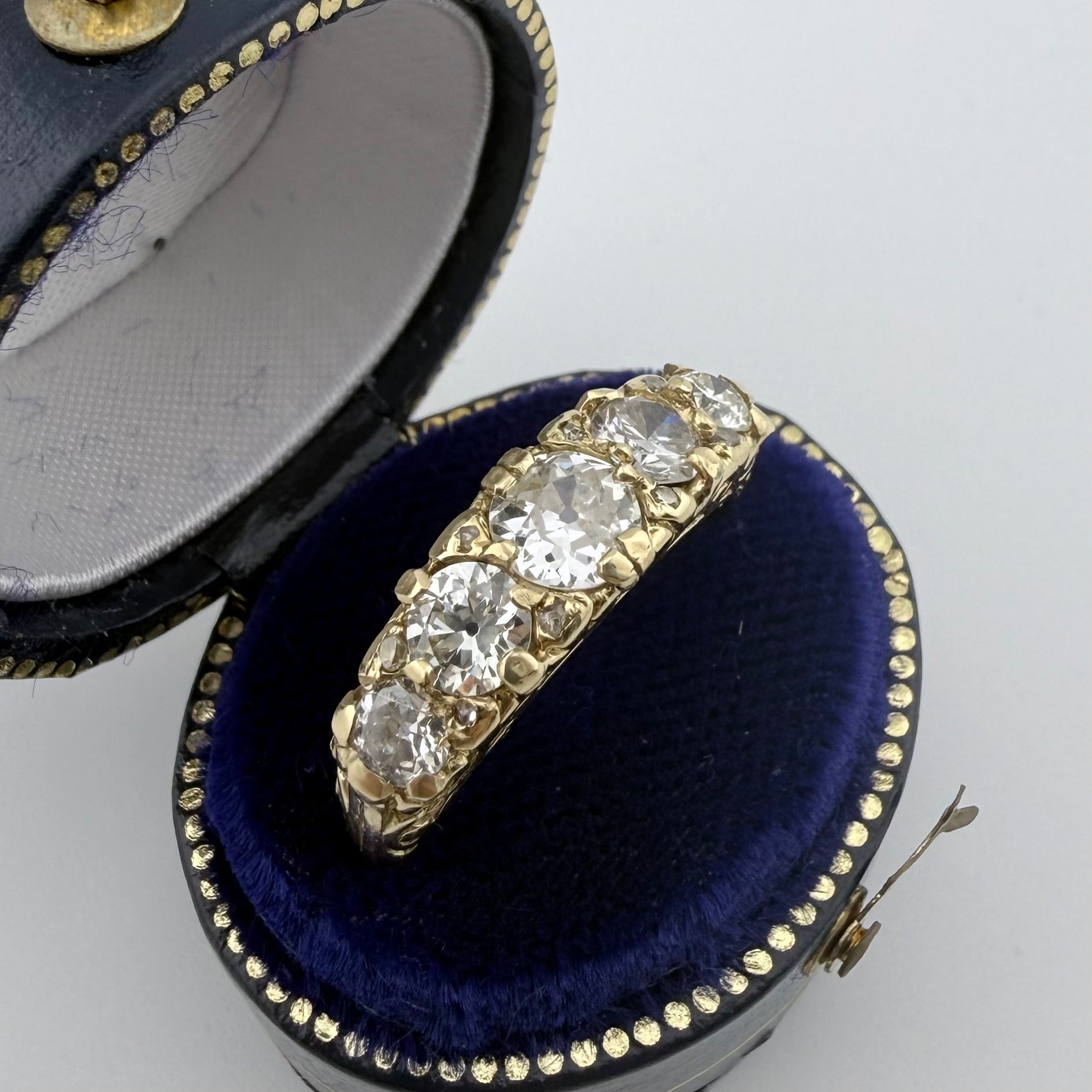 18ct Yellow Gold Antique Diamond Ring  approx. 1.5ct