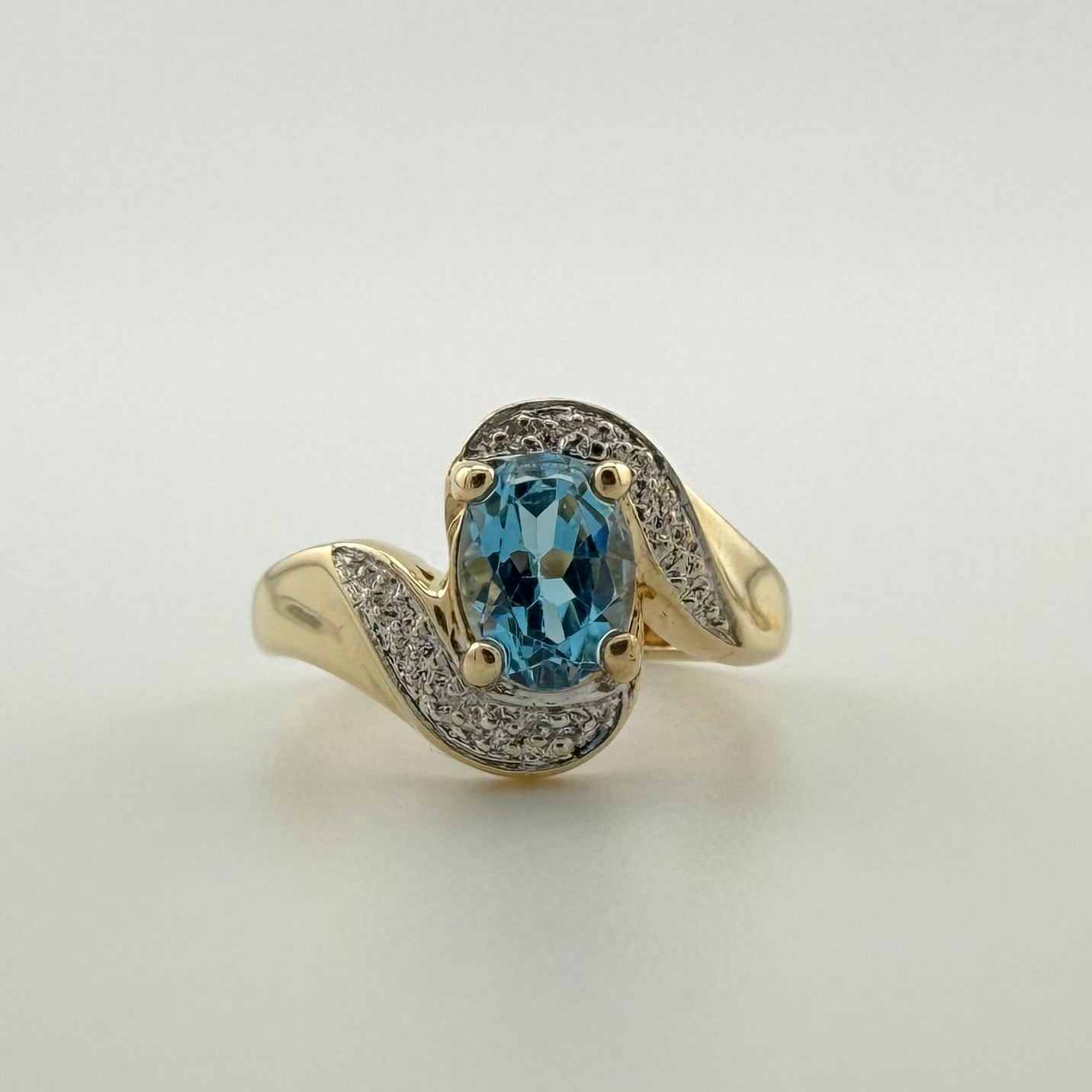 9ct Yellow Gold Oval Blue Topaz & Diamond Ring - Size I 1/2