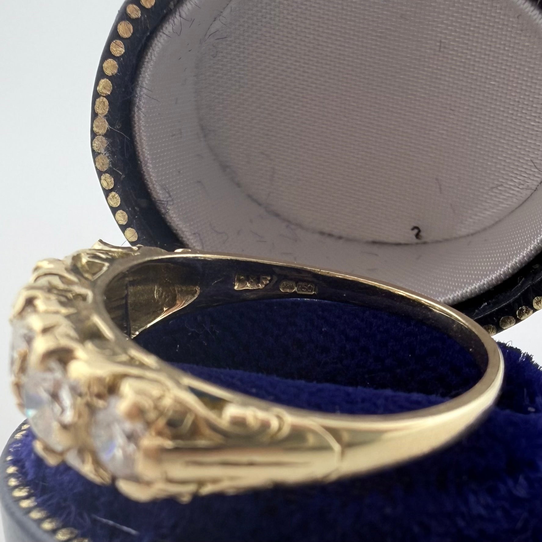 18ct Yellow Gold Antique Diamond Ring  approx. 1.5ct