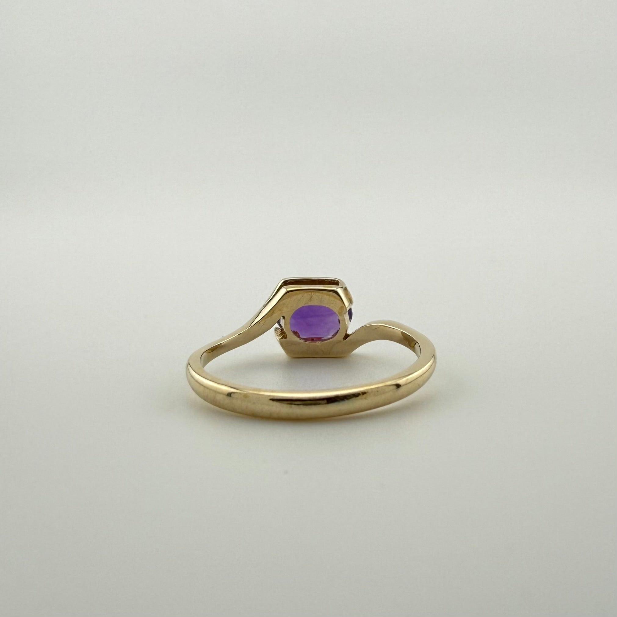 9ct Yellow Gold Oval Amethyst Ring - Size L 1/2