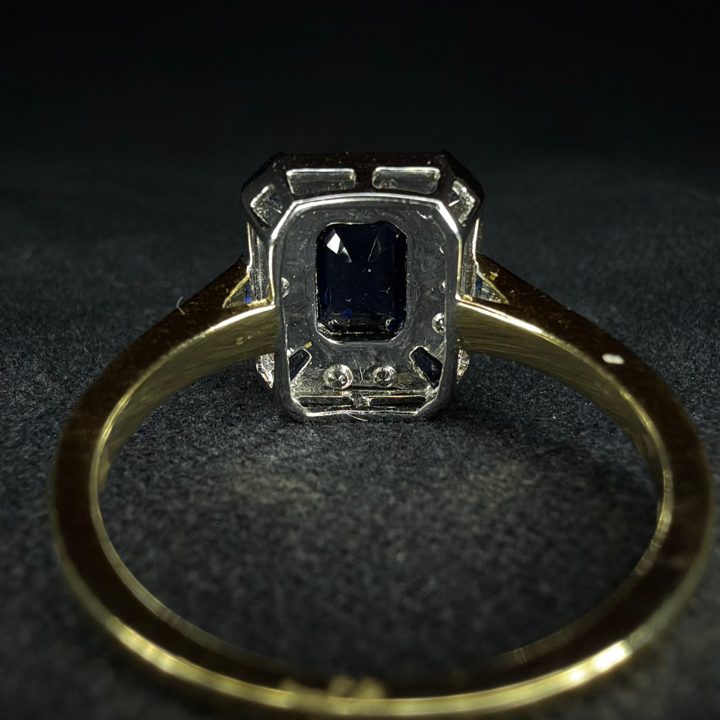 18ct Gold Sapphire and Diamond Ring - Size N 1/2