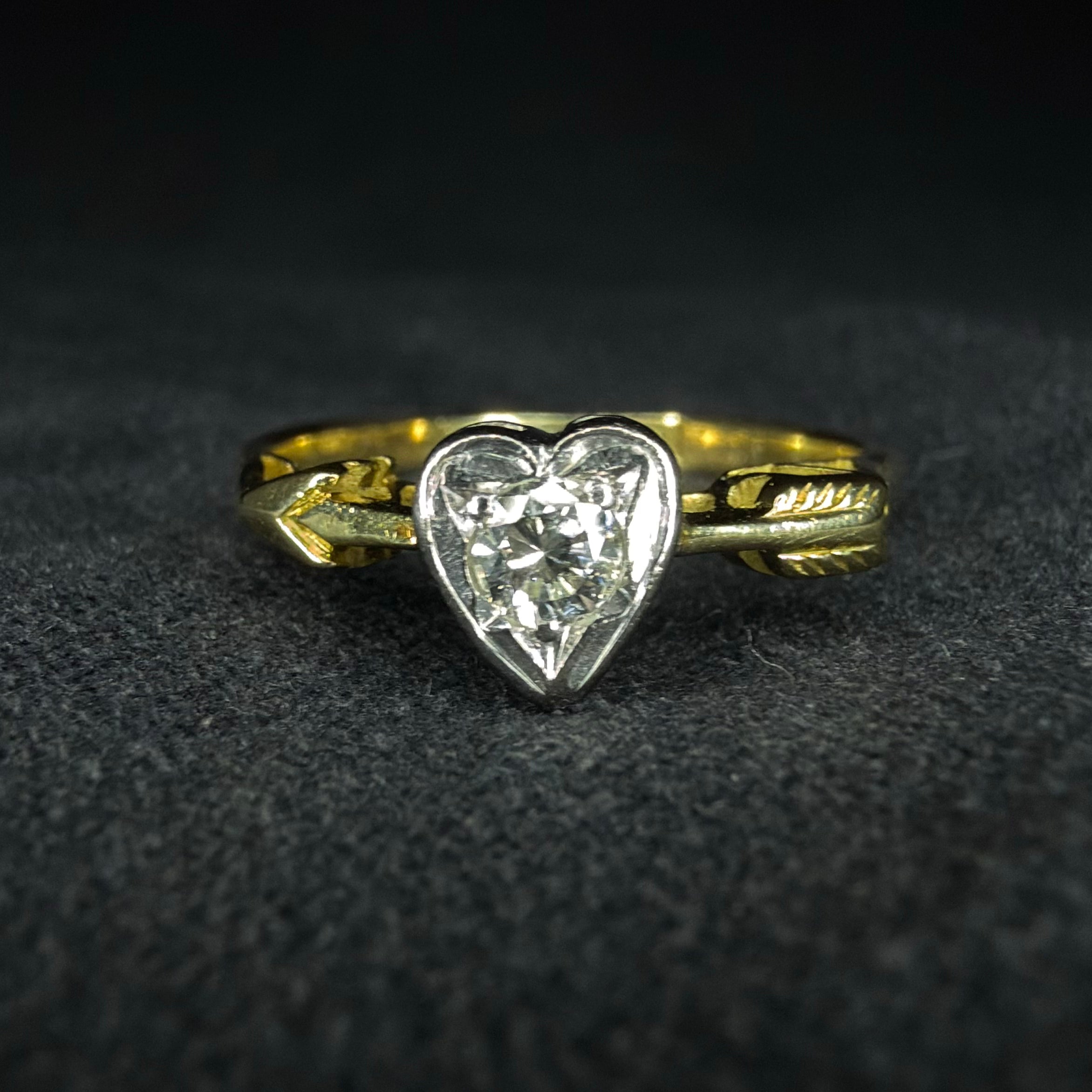 18ct Diamond heart and arrow ring - Size O