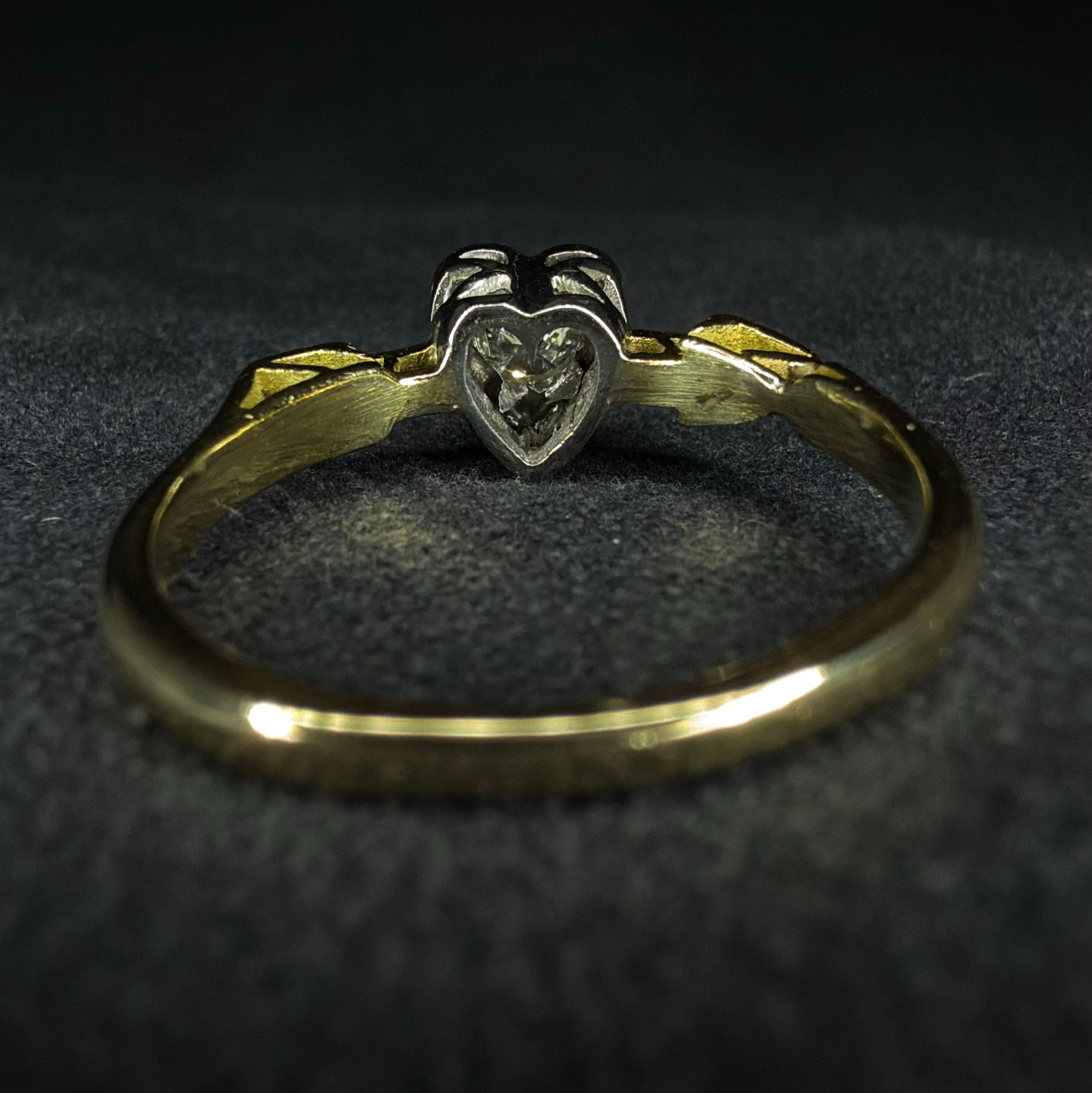 18ct Diamond heart and arrow ring - Size O