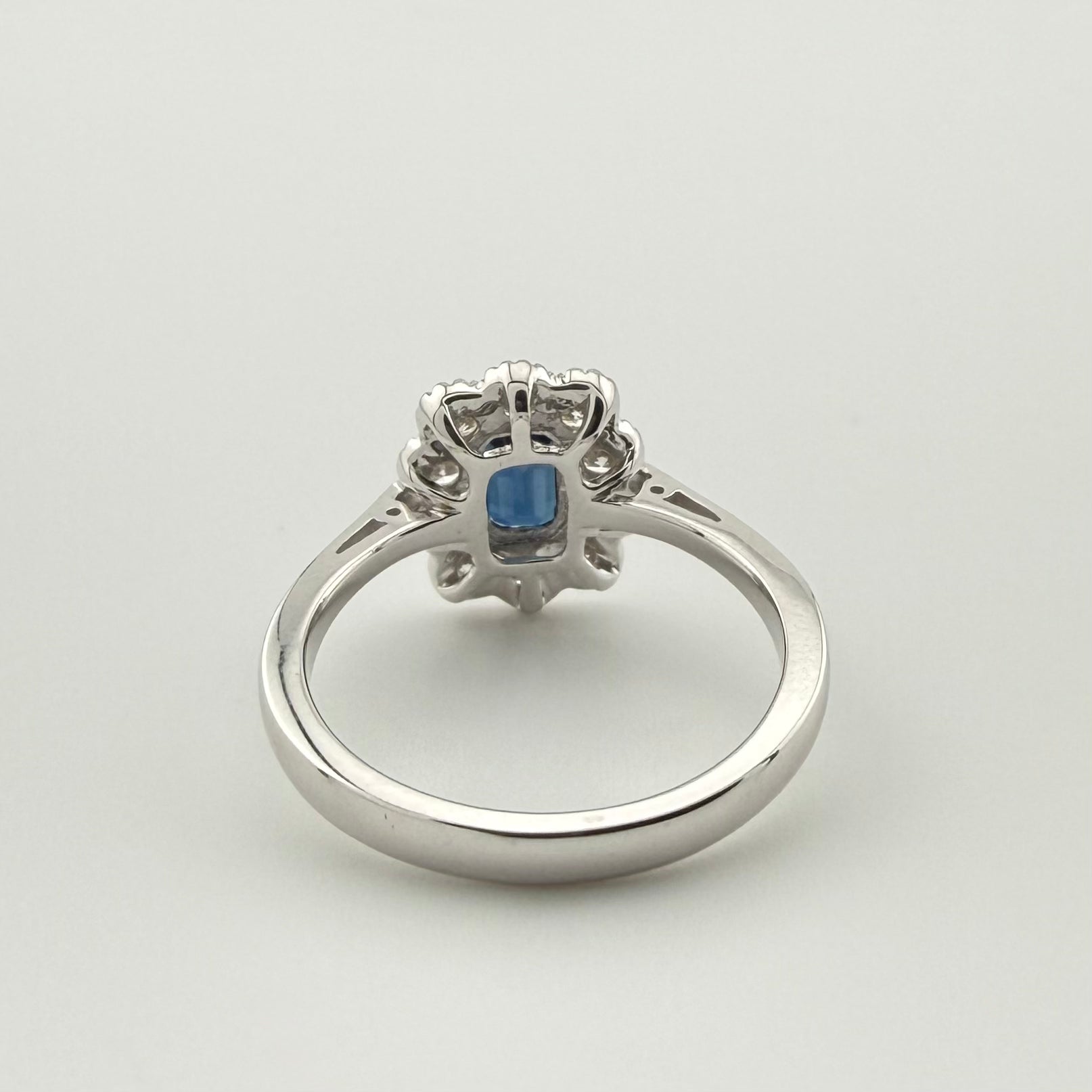 18ct White Gold Sapphire and Diamond Ring - Size M
