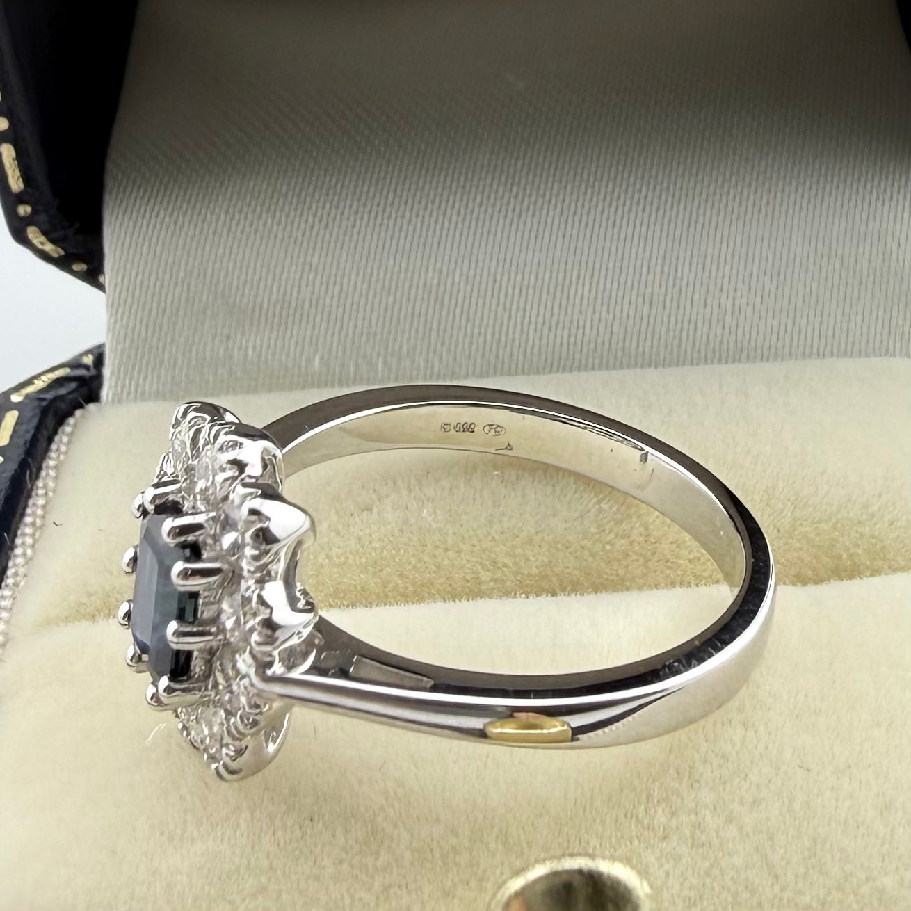 18ct White Gold Sapphire and Diamond Ring - Size M