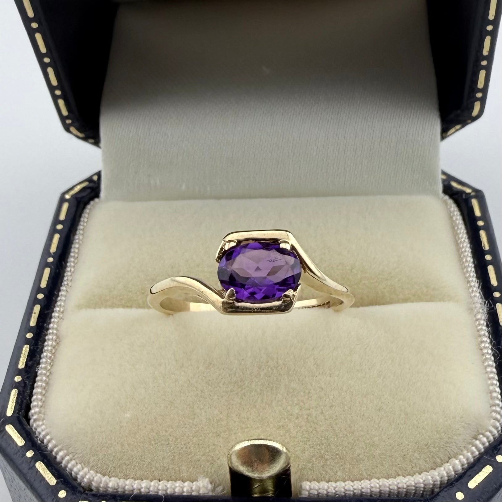 9ct Yellow Gold Oval Amethyst Ring - Size L 1/2