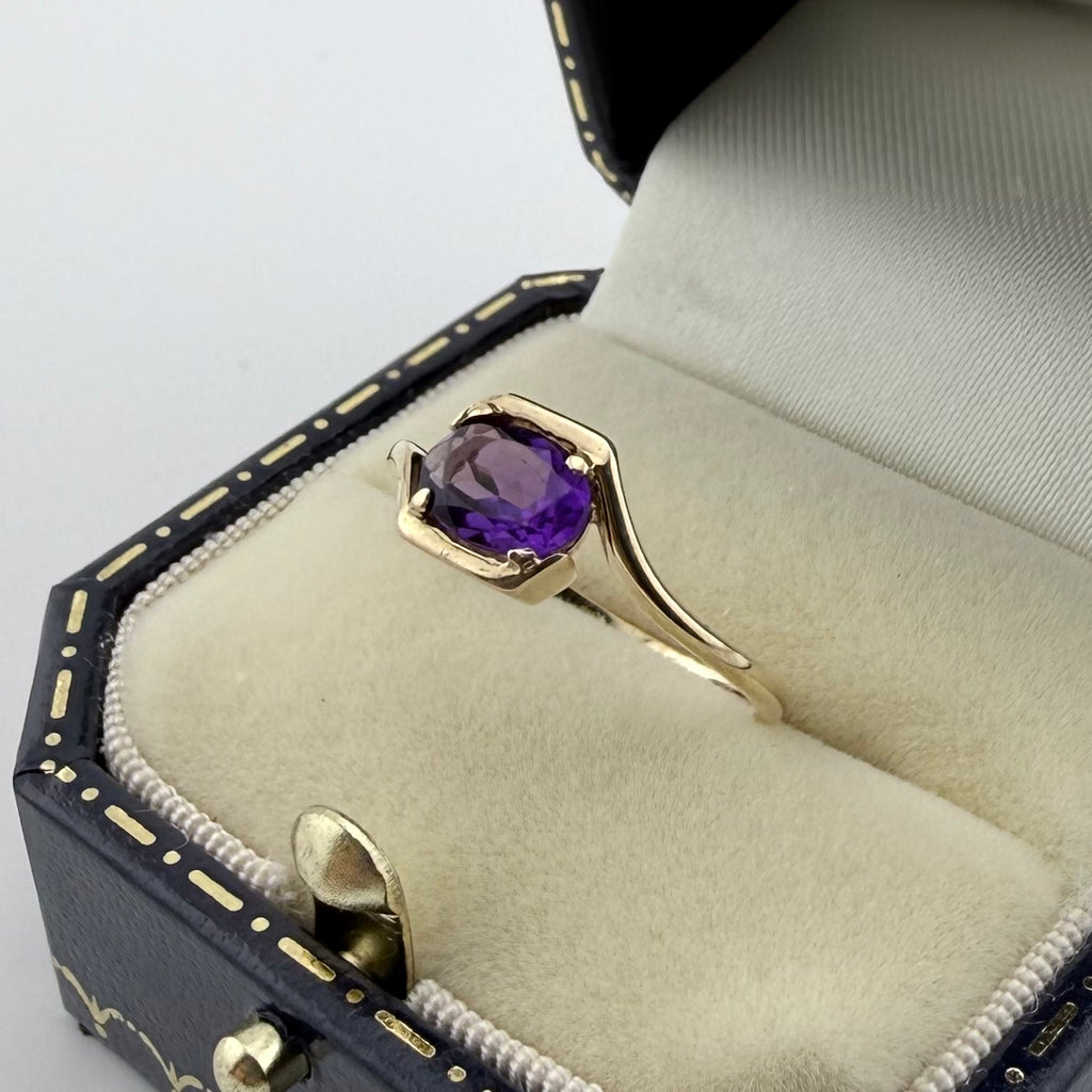 9ct Yellow Gold Oval Amethyst Ring - Size L 1/2