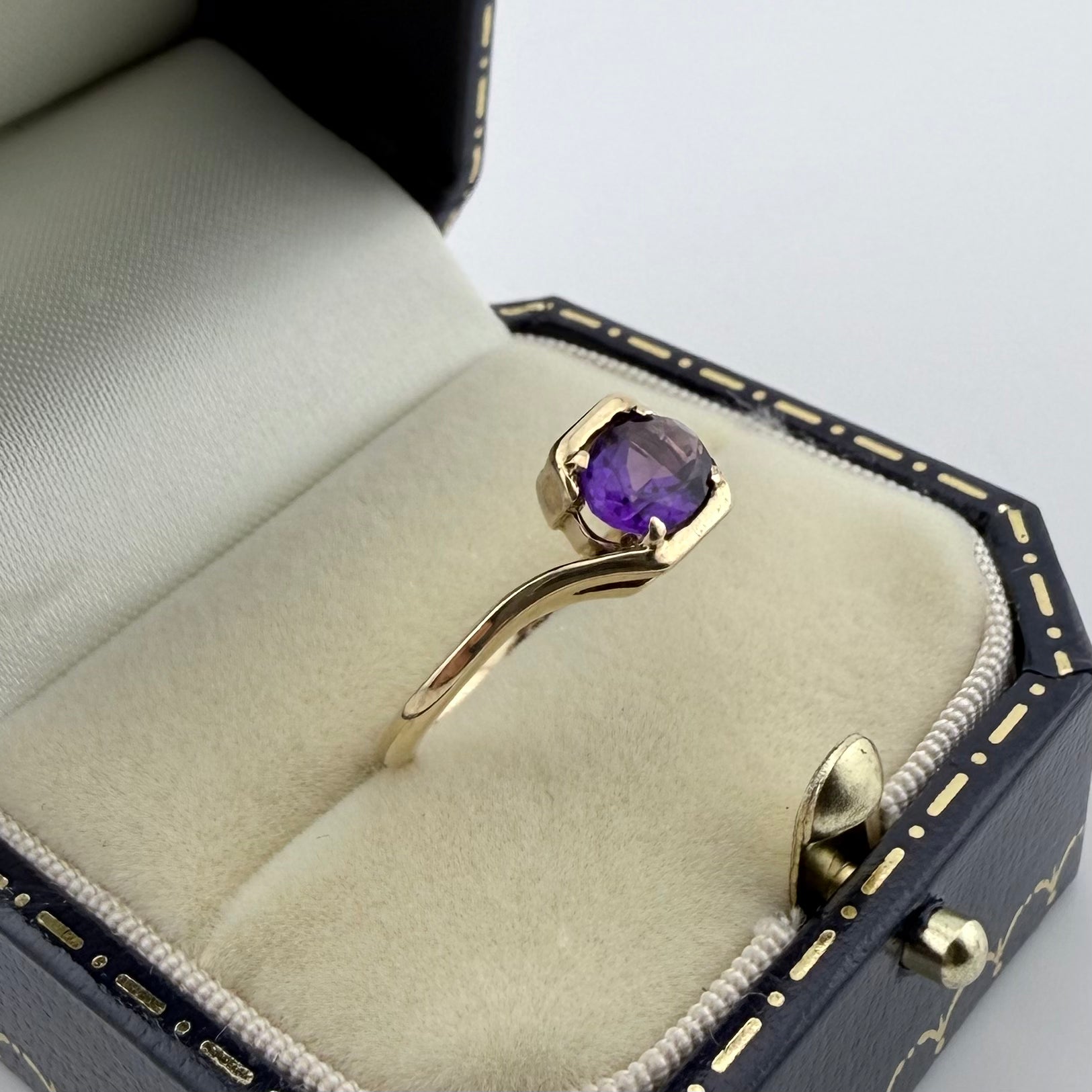 9ct Yellow Gold Oval Amethyst Ring - Size L 1/2