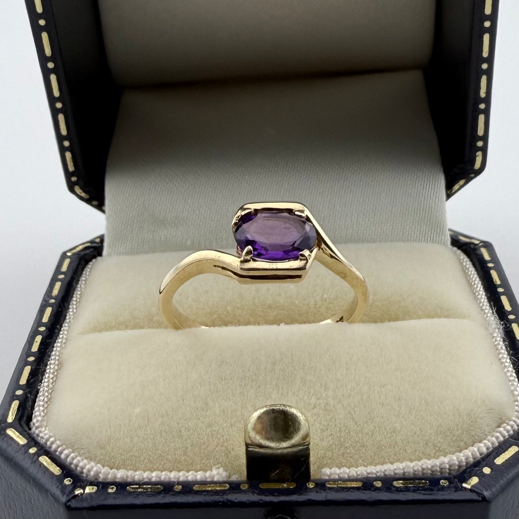 9ct Yellow Gold Oval Amethyst Ring - Size L 1/2