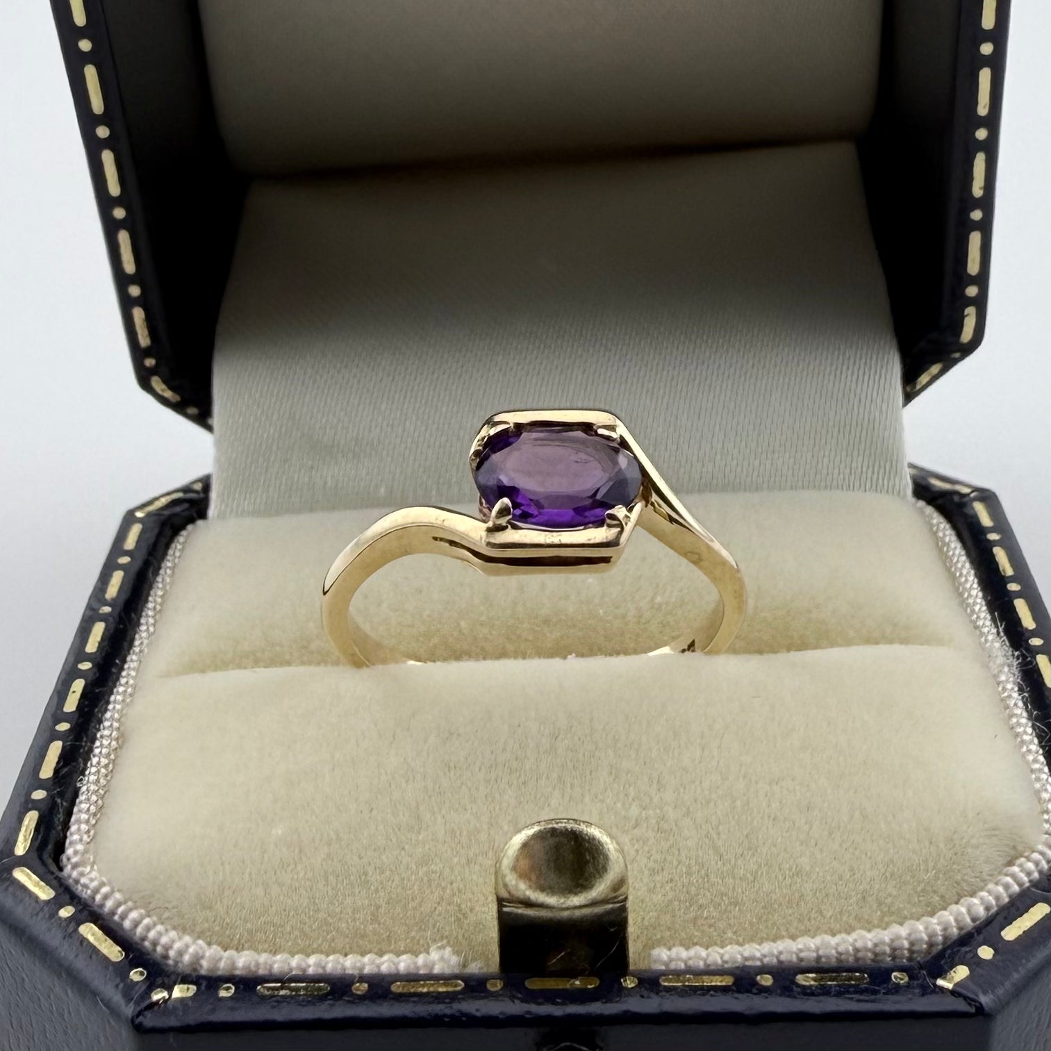 9ct Yellow Gold Oval Amethyst Ring - Size L 1/2